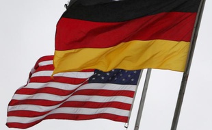 Les drapeaux allemands et américains flottent sur la base aérienne de Ramstein, dans le sud de l'Allemagne, le 6 novembre 2013