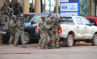 Des forces spéciales françaises aux abords de l'hôtel Splendid à Ouagadougou, le 16 janvier 2016