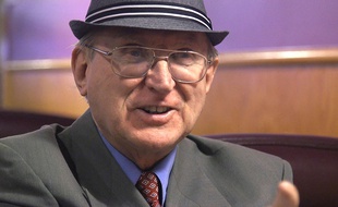 Arthur Jones, homme politique américain ouvertement négationniste, suprémaciste et anti-gay.