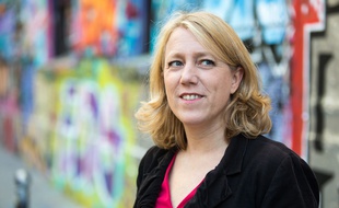Danielle Simonnet pendant la campagne des municipales à Paris en octobre 2013.