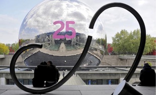 Deux grands stickers rappellent aux passants que la Géode fête son anniversaire.