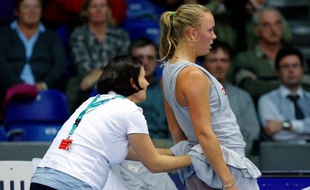 Le joueuse de tennis danoise Caroline Wozniacki, soignée par un médecin lors de son match face à Anne Kremer, le 20 octobre 2009 au tournoi de Luxembourg.