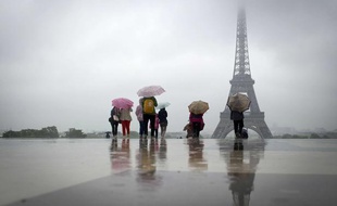 Pluie au Trocadéro, à Paris, le 21 mai 2012.