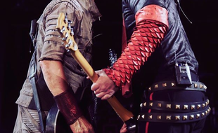 Les guitaristes du groupe Rammstein se sont embrassés en plein concert à Moscou.