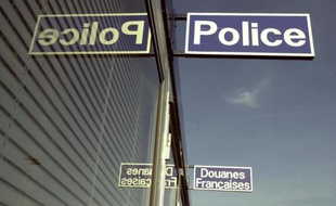 Les étrangers interdits de séjour en France seront désormais inscrits au fichier des personnes recherchées, auquel les agents du ministère des Affaires étrangères chargés des titres d'identité et de voyage pourront accéder, selon un décret paru samedi au Journal officiel.
