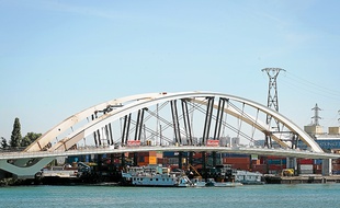 Le pont Raymond-Barre est resté coincé sur sa barge, port Edouard-Herriot pendant toute la journée de lundi.