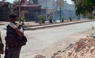 Une bombe a explosé dans un restaurant de Damas faisant cinq morts et de violents combats ont opposé soldats et insurgés dans d'autres régions de Syrie mardi, au lendemain d'une mise en garde de l'ONU contre une guerre civile généralisée face à la persistance des violences.