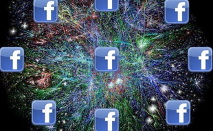 Une cartographie partielle de l'Internet et le logo Facebook
