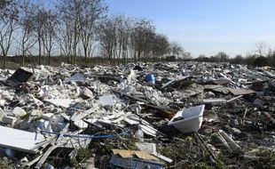 Decharge sauvage dans les Yvelines, sur la plaine entre Carrières-sous-Poissy, Triel-sur-Seine et Chanteloup-les-Vignes.