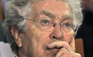 L'ex-ministre socialiste Pierre Joxe, devenu avocat spécialisé dans la défense des enfants, plaide pour le système français de justice des mineurs, régie par un droit spécial dont il redoute la "démolition", dans un livre intitulé "Pas de quartier?", publié mercredi.