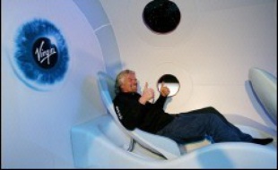 Un petit avion aux drôles d'ailes pliées et un intérieur minimaliste pour laisser les voyageurs se concentrer sur la planète bleue: Richard Branson a dévoilé jeudi à New York une partie de son engin spatial, destiné à ouvrir le voyage dans l'espace au plus grand nombre.