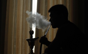 Un fumeur de chicha (illustration).