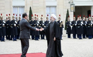 Le président français François Hollande (g) salue son homologue iranien Hassan Rohani à son arrivée à l'Elysée, à Paris, le 28 janvier 2016