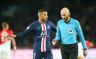 Antony Gautier, ici avec Mbappé, arbitre en Ligue 1 depuis treize ans