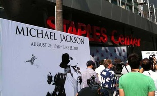 Devant le Staples Center de Los Angeles où se déroulera mardi 7 juillet la cérémonie d'hommage à Michael Jackson. Photo prise le vendredi 3 juillet 2009.