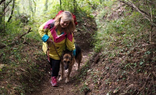 Florence Sebille emprunte le sentier avec son chien Bayou