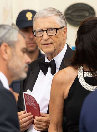 Bill Gates avec un livre dans les mains. Peut-être du Karl Marx ?