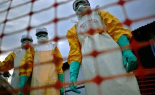 Une équipe médicale de MSF traite des victimes d'ebola à Kailahun en Sierra Leone le 14 août 2014