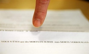 Deux nouvelles lettres anonymes de menaces de mort ont été adressées à Nicolas Sarkozy et au journaliste de TF1 Jean-Pierre Pernaut, a-t-on appris vendredi de source judiciaire.