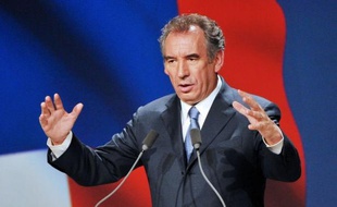 François Bayrou a défendu dimanche à Marseille les vertus de la vérité et de l'effort pour sortir le pays de la crise et dénoncé la démagogie de ses rivaux François Hollande et Nicolas Sarkozy, des "truqueurs", en raillant leurs démonstrations de force à Paris.