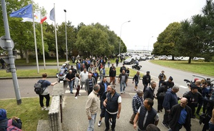 Les salariés de GM&S manifestent le 5 septembre 2017 devant le site PSA de Poissy, dans les Yvelines.