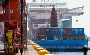Le déficit commercial du Japon s'est aggravé de 35,1% en novembre sur un an, à plus de 9 milliards d'euros, à cause de la flambée de la facture énergétique due à la nette dépréciation du yen, a annoncé mercredi le ministère des Finances.