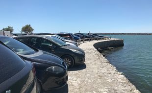 Des voitures garées près de la plage à Carnon (Hérault)
