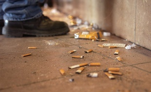 Illustration de mégots de cigarettes.