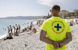 Deux sauveteurs agressés par un homme nu sur la plage de Nice