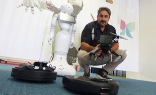 Benoît Morisset, co-fondateur de Pixmap 3D, ajoute une caméra
et un mini-ordinateur aux robots pour leur donner la vue.