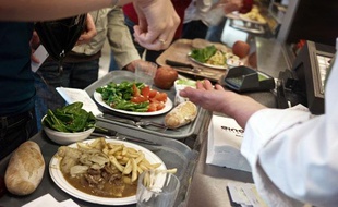 Une personne procède au paiment de son déjeuner au sein du restaurant collectif du CNRS à Lyon géré par "Ginov' Restauration", le 05 juin 2009.