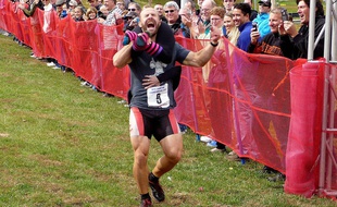 Jesse Wall et son amie Christine Arsenault, vainqueur de l'épreuve de porter de femme à Newry Maine, le 11 octobre 2014