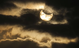 Vue d'une éclipse solaire partielle en octobre 2014.