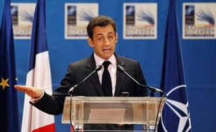 Dans l'OTAN, a assuré François Fillon, la France peut "faire entendre une voix singulière", et "une OTAN rénovée est compatible avec une Europe de la défense renforcée". François Fillon a par ailleurs affirmé ne voir "rien qui indique un plan parallèle, un plan sérieux pour l'Afghanistan" dans la motion de la gauche.