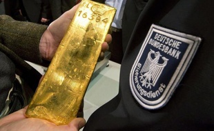 La Banque centrale allemande, la Bundesbank, a annoncé mercredi son intention de rapatrier par étapes d'ici 2020 toutes ses réserves d'or à Paris et une partie de celles entreposées à New York, soit 674 tonnes ou 19% du total des réserves d'or du pays.