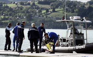 Les gendarmes sondent le lac d'Aiguebelette pour retrouver également la petite Maëlys, disparue dans la nuit du 26 au 27 août. AFP PHOTO / JEFF PACHOUD