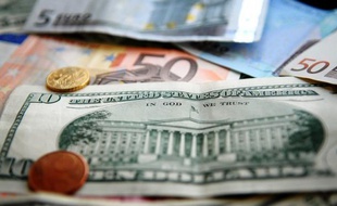 L'euro est tombé vendredi sous 1,23 dollar pour la première fois depuis début juillet 2010, réagissant à la publication de mauvais chiffres de l'emploi américain qui ont avivé les inquiétudes sur l'état de l'économie mondiale.