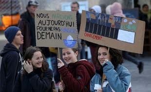 Des jeunes lors d'une marche pour le climat à Montpellier, le 27 janvier 2019.