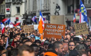 Le 17 juillet 2021 à Paris, lors d'une manifestation pour protester contre le pass sanitaire.