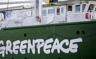 Le logo de Greenpeace sur un bateau de l'organisation, en octobre 2011 en Allemagne