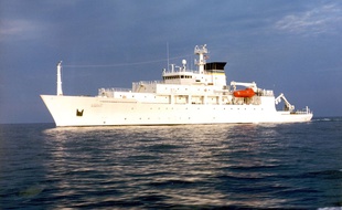 Le navire océanographique américain USNS Bowditch.