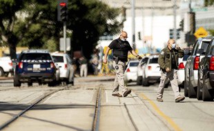 Des officiers de police près des lieux de la fusillade à San José, en Californie.