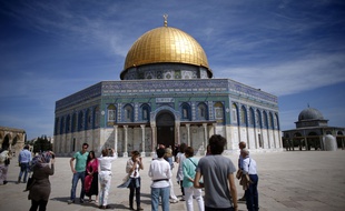 Des touristes prennent des photos devant le Dôme du Rocher à Jérusalem.