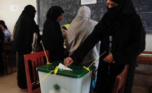 Plusieurs personnes ont été tuées samedi à Karachi (sud) dans un attentat contre un candidat laïque aux élections législatives en cours au Pakistan.