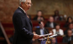 Le président de l'Aseemblée nationale Claude Bartolone prononce un discours d'hommage aux 17 victimes des attentats à Paris, à l'Assemblée nationale le 13 janvier 2015