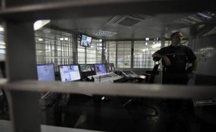 Des interphones vont être peu à peu installés dans les cellules des établissements pénitentiaires pour tenter de prévenir les suicides ou les meurtres de co-détenus, a annoncé mardi la garde des Sceaux Rachida Dati.