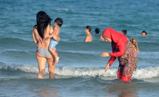 Une femme portant un burkini sur une plage en Tunisie (photo d'illustration).
