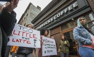 Dimanche 15 avril, des manifestations ont eu lieu après l'arrestation deux de hommes noirs dans un Starbucks de Philadelphie, trois jours plus tôt.