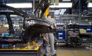 Les usines PSA de Mulhouse (Haut-Rhin) et Sochaux (Doubs) ont programmé six jours de chômage technique sur tout ou partie de leurs lignes en octobre en raison de la baisse persistante des ventes de leurs modèles les moins récents, a-t-on appris vendredi de source syndicale.