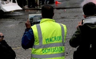 Un « gilet jaune » à Paris, pendant l'acte 9.